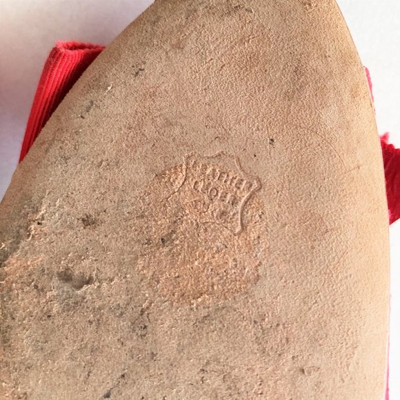 Carolina Herrera red pumps / high heel shoes, peep toe, jewelled buckles, ribbon - Picture 11 of 11